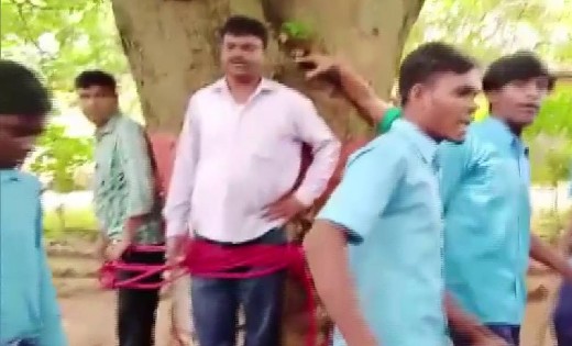 फेल होने पर छात्रों ने शिक्षक और क्लर्क को पेड़ में बांधकर पी... - CG Sandesh