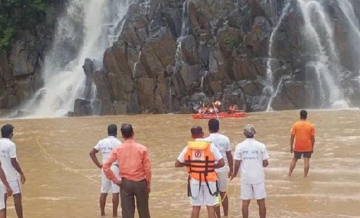 CG : जलप्रपात में डूबे 7 लोग, एक की मौत, एक गंभीर, 5 की तलाश... - CG Sandesh