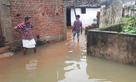 बसना : घर के सामने पानी भर जाने से हो रही परेशानी, समाधान नह... - CG Sandesh