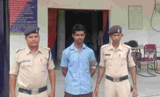 हाथ में लोहे का दौली रखकर लोगों को डराने वाले को पुलिस ने किया गिरफ्तार