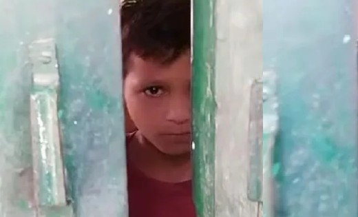 क्लास में सो गया बच्चा, बाहर से ताला लगाकर चले गए शिक्षक - CG Sandesh