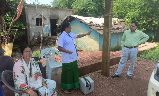टीकाकरण महाअभियान को गति देने को सीएमएचओ मिल रहे ग्रामीणों स... - CG Sandesh