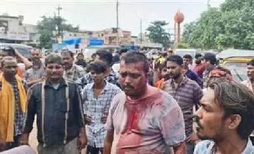 भीड़ ने शराबी को लात-घूंसों से भयंकर पीटा, मचा रहा था उत्पात - CG Sandesh