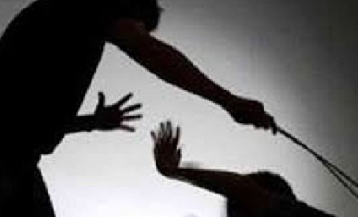 बसना : पति-पत्नी को मंदिर के पास बेल्ट से जमकर पीटा - CG Sandesh