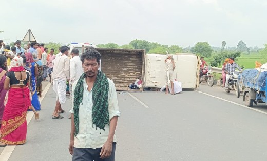 सांकरा ब्रेकिंग : बीच रोड़ में पलटी यात्रियों से खचाखच भरी मह... - CG Sandesh
