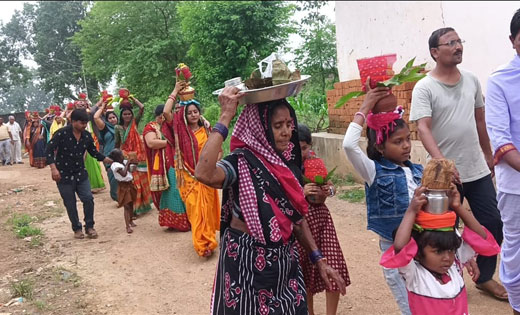 बसना : बंसूला में कलश यात्रा के साथ दुर्गा माता का भव्य मूर्... - CG Sandesh