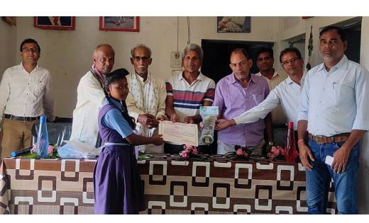 सरायपाली : चित्रकला एवं निबंध प्रतियोगिता में विजेता छात्राओ... - CG Sandesh