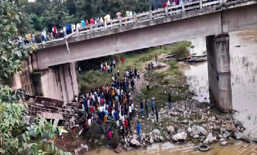 50 यात्रियों से भरी बस पुल से नीचे गिरी, 6 की मौत - CG Sandesh