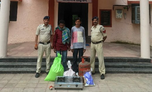 बागबाहरा : चावल, गैस सिलेंडर, चांदी के सिक्के सहित अन्य घरेल... - CG Sandesh