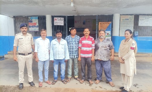 तुमगांव : शराब भट्ठी के पास चखना सेन्टर में शराब पीने पिलाने की सुविधा उपलब्ध कराने वाले 07 व्यक्तियों पर कार्रवाई