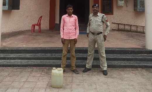 बागबाहरा : घर के सामने महुआ शराब बिक्री करते एक गिरफ्तार - CG Sandesh