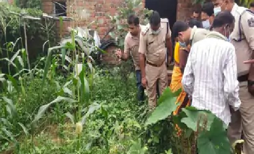बाड़ी में जमीन के अन्दर दफ्न थी महिला की लाश, प्रेमी पर हत्या... - CG Sandesh
