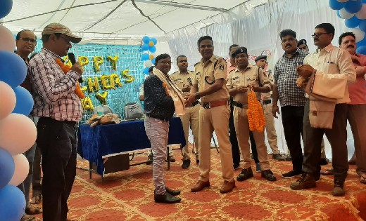 सरायपाली : शिक्षक दिवस पर पुलिस स्टाफ द्वारा किया गया शिक्षक... - CG Sandesh