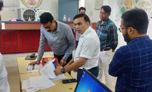 बागबाहरा : संभागायुक्त यशवंत कुमार ने किया तहसील कार्यालय का... - CG Sandesh
