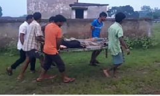गाज गिरने से 4 झुलसे, 1 की मौत, एम्बुलेंस की मदद नहीं मिलने पर चारपाई पर लिटाकर पंहुचाया अस्पताल 