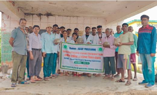 कृषि छात्रों ने ग्राम कोकड़ी पंचायत भवन में किसानों के समक्ष... - CG Sandesh