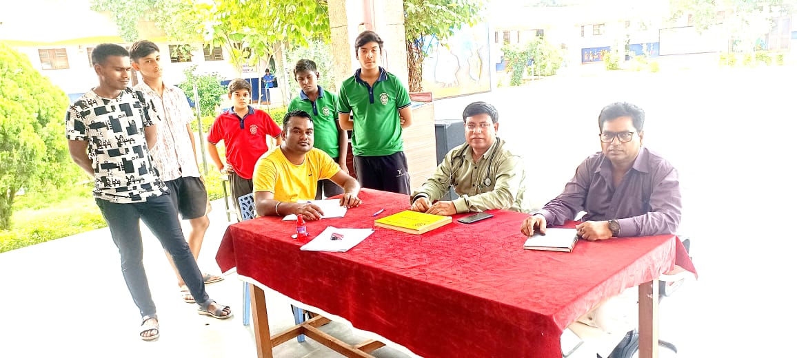 सरायपाली : बीएमओ डॉक्टर बी बी कोसरिया द्वारा जवाहर नवोदय विद... - CG Sandesh