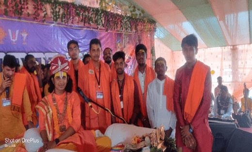 सरायपाली में गौ सेवकों एवं भागवत कथा में निरंतर सेवारत युवाओं का शेषाचार्य महाराज द्वारा सम्मान