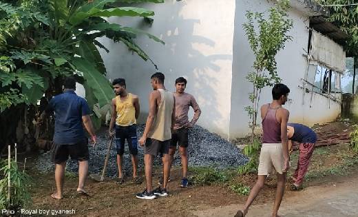 बसना : ग्राम बरडीह में सफाई अभियान के तहत युवाओं ने मंदिर प्... - CG Sandesh