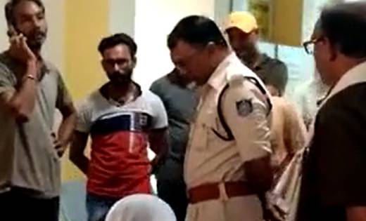 टीचर ने लड़कियों की कॉपी पर लिखा 'मुझसे मिलो, आई लव यू' परिजन... - CG Sandesh
