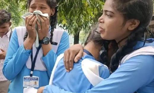 शिक्षक का तबादला रुकवाने फूट-फूट कर रोने लगीं छात्राएं, देख ... - CG Sandesh