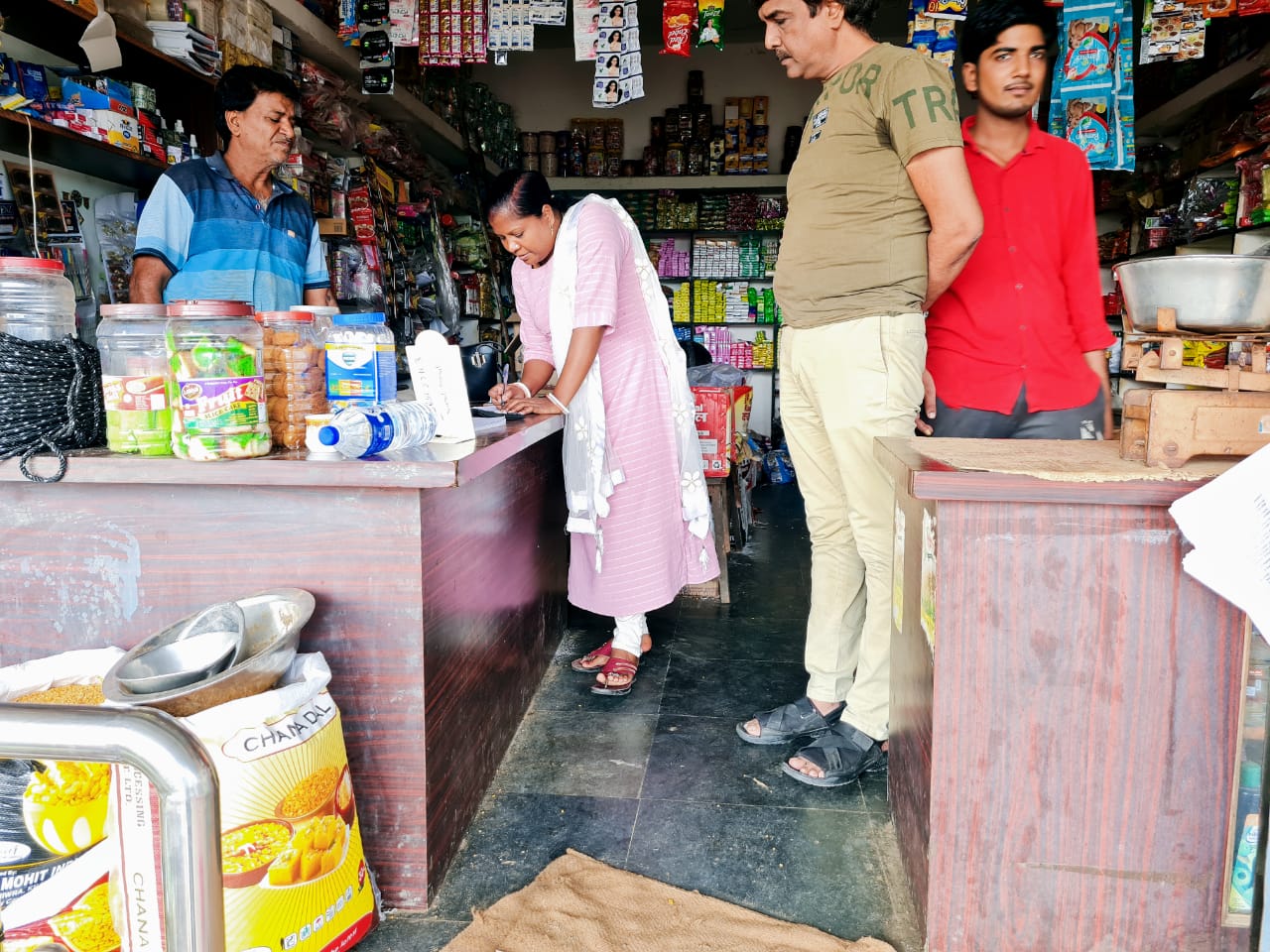 पिथौरा : नगर के लखागढ़ की एक दुकान से एक्सपायरी मिक्चर बेचने ... - CG Sandesh