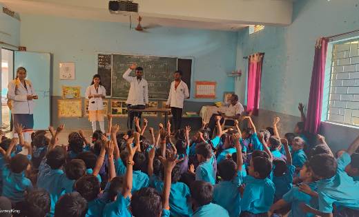 कृषि छात्रों ने नन्हें छात्रों को दी पोषण वाटिका एवं आदर्श क... - CG Sandesh