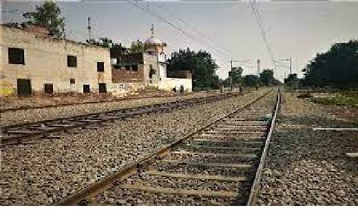  पटरी में बैठकर खेल रहा था फ्री फायर गेम , तेज रफ्तार ट्रेन ... - CG Sandesh