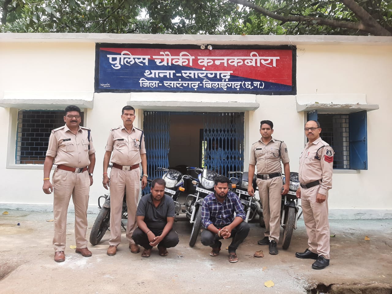 चोरी के पांच मोटर सायकल के साथ दो गिरफ्तार - CG Sandesh
