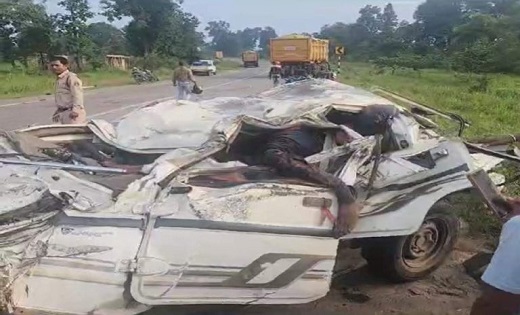मौत’ का ट्रेलर: तेज रफ्तार ट्रक ने बोलेरो को मारी टक्कर, वाह... - CG Sandesh
