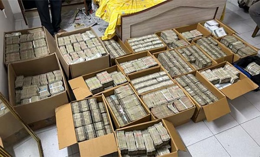 IT RAID : बेंगलुरु के फ्लैट में पड़ी रेड, कार्टन बॉक्स में भ... - CG Sandesh