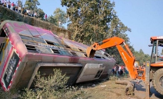 प्रयागराज जा रही बस हुई हादसे का शिकार, 2 की मौत 40 घायल - CG Sandesh