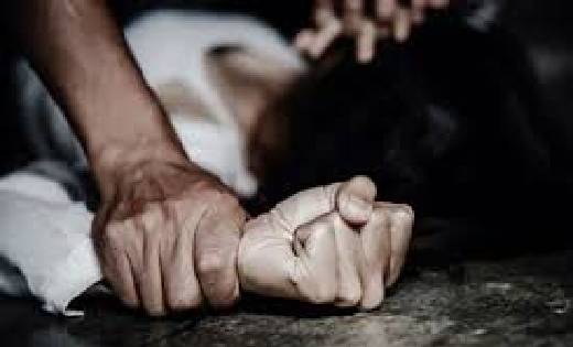 बेटी को खोजने मकान में घुसी माँ, बेटी से दुष्कर्म करते मिला ... - CG Sandesh