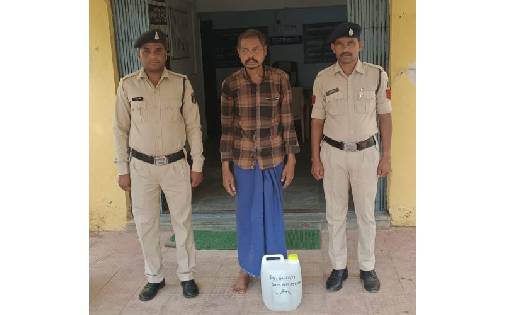 सांकरा : महिला समूह की सुचना पर पुलिस ने पकड़ी 10 लीटर शराब, ... - CG Sandesh