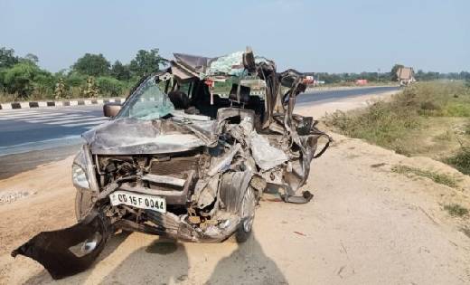 सांकरा : खड़ी ट्रक से कार की भिडंत, 1 की मौत 3 घायल - CG Sandesh