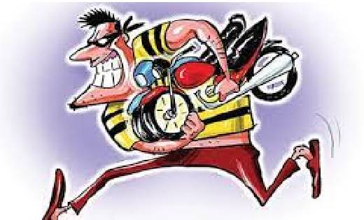 सरायपाली : सामुदायिक स्वास्थ्य केंद्र के बाहर खड़ी मोटर सायकल... - CG Sandesh