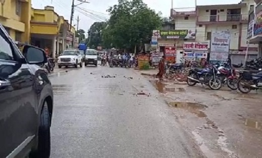 CG : महिला ने नशे में किया हंगामा, सड़क पर फेंकी पत्थर, बाल-ब... - CG Sandesh