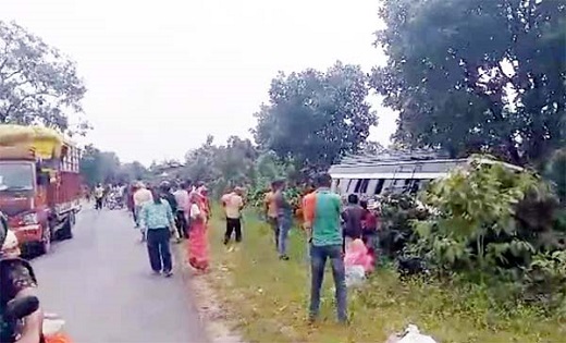 तेज रफ्तार बस पेड़ से टकराया...12 यात्री गंभीर रुप से घायल - CG Sandesh