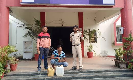 बसना : 10 लीटर महुआ शराब के साथ एक व्यक्ति गिरफ्तार - CG Sandesh