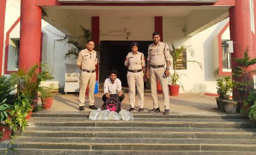 बसना : हॉस्पिटल के सामने अवैध शराब रखकर ग्राहक का इंतजार करत... - CG Sandesh