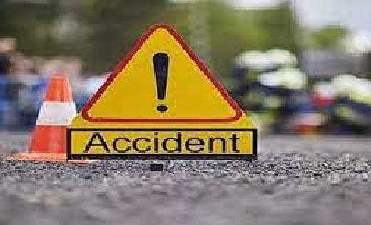 महासमुंद : रोड किनारे पिकअप का टायर बदल रहे युवक को स्कूटी ने मारी ठोकर
