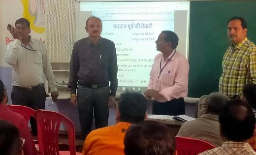 महासमुंद : निर्वाचन कार्य के लिए मतदान दल अधिकारियों को दिया... - CG Sandesh