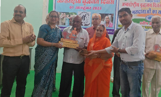 महासमुंद : अंतर्राष्ट्रीय वृद्धजन दिवस पर श्रीफल और गमछा भेट... - CG Sandesh