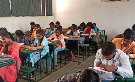 बसना कॉलेज में विश्व बचत दिवस पर निबंध लेखन प्रतियोगिता का आ... - CG Sandesh