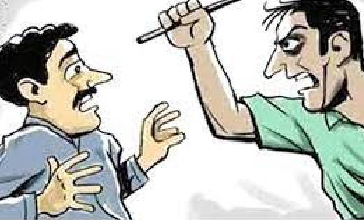 कोमाखान : गली में बैठे व्यक्ति के साथ मारपीट - CG Sandesh