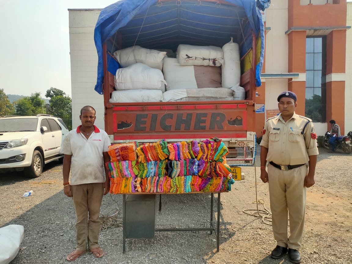 महासमुंद में वाहन चेकिंग के दौरान 1 करोड़ की साड़ी जप्त। - CG Sandesh