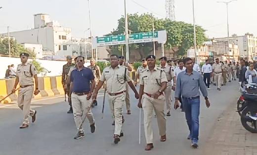 महासमुंद : सभी प्रमुख सड़कों व गलियों में पुलिस टीम द्वारा भ... - CG Sandesh