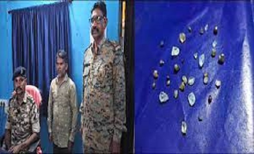 BREAKING : 31 नग हीरे के साथ तस्कर गिरफ्तार - CG Sandesh