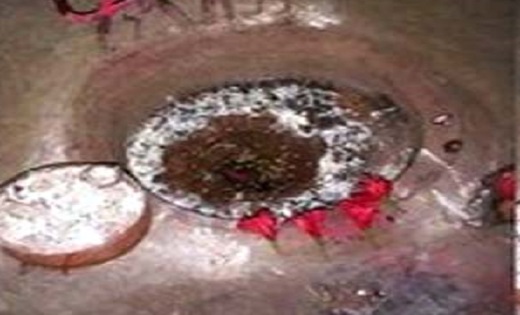 ग्रामीणों में भारी आक्रोश : मंदिरों से अचानक गायब हुए शिवलिं... - CG Sandesh