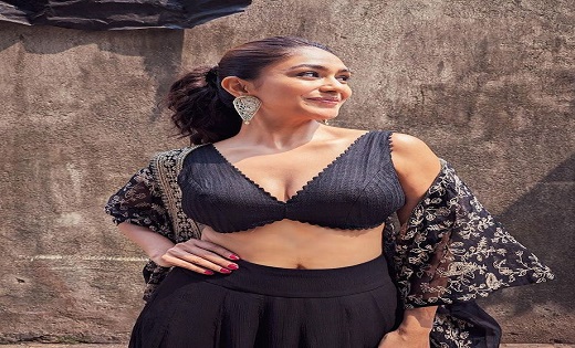 Actress Mrinal Thakur : एक्ट्रेस मृणाल ठाकुर ने दिखाया हॉट अ... - CG Sandesh